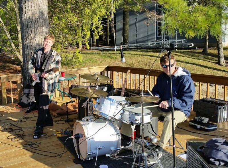 Erik Kaarla and Andrew Kwass performing in the VT outdoors